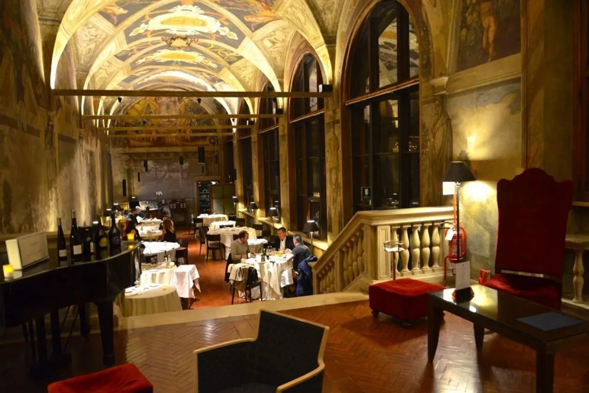Elegante sala ristorante affrescata a Roma
