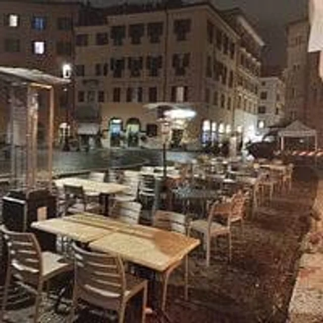 Tavolini all'aperto su Piazza Navona a Roma, di sera