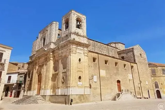 Bar affacciato sulla piazza barocca di un borgo siciliano