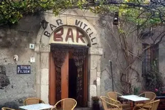 Terrazza di un bar storico in un borgo siciliano