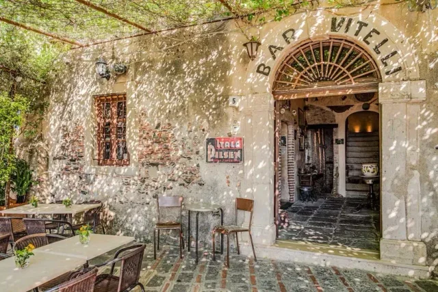 Terrazza del Bar Vitelli a Savoca, con l'insegna storica sull'ingresso ad arco