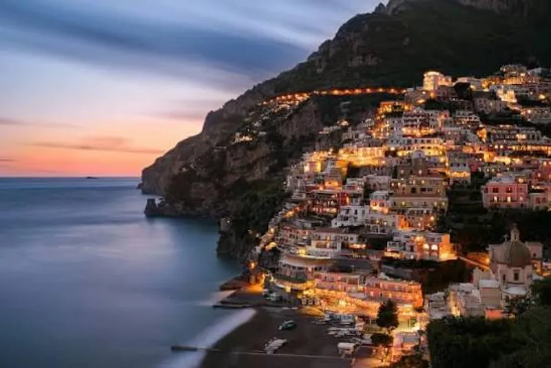 Positano e la Costiera Amalfitana illuminate al tramonto