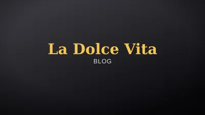 Vicolo di Roma con tavolini di una trattoria