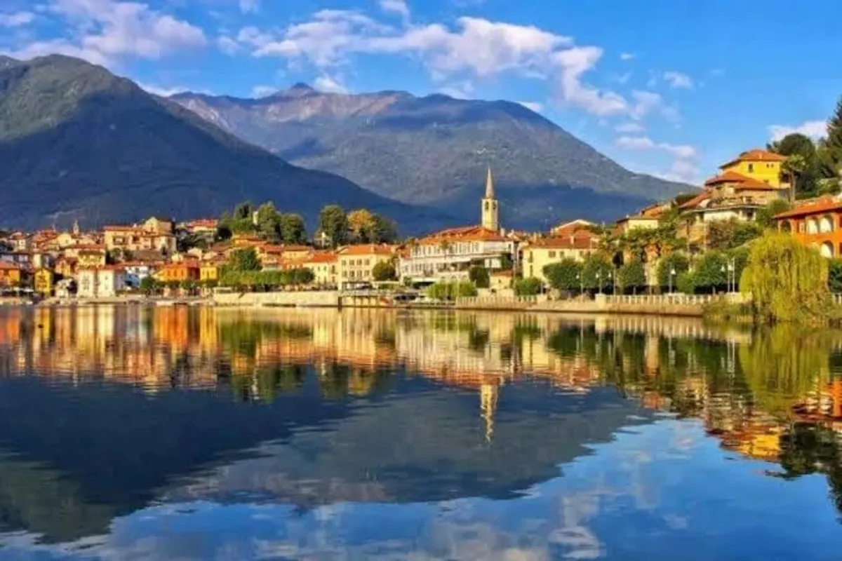 Borgo sul lago del Nord Italia, tra montagne e riflessi sull'acqua