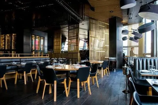 Sala di un ristorante elegante, atmosfera da film