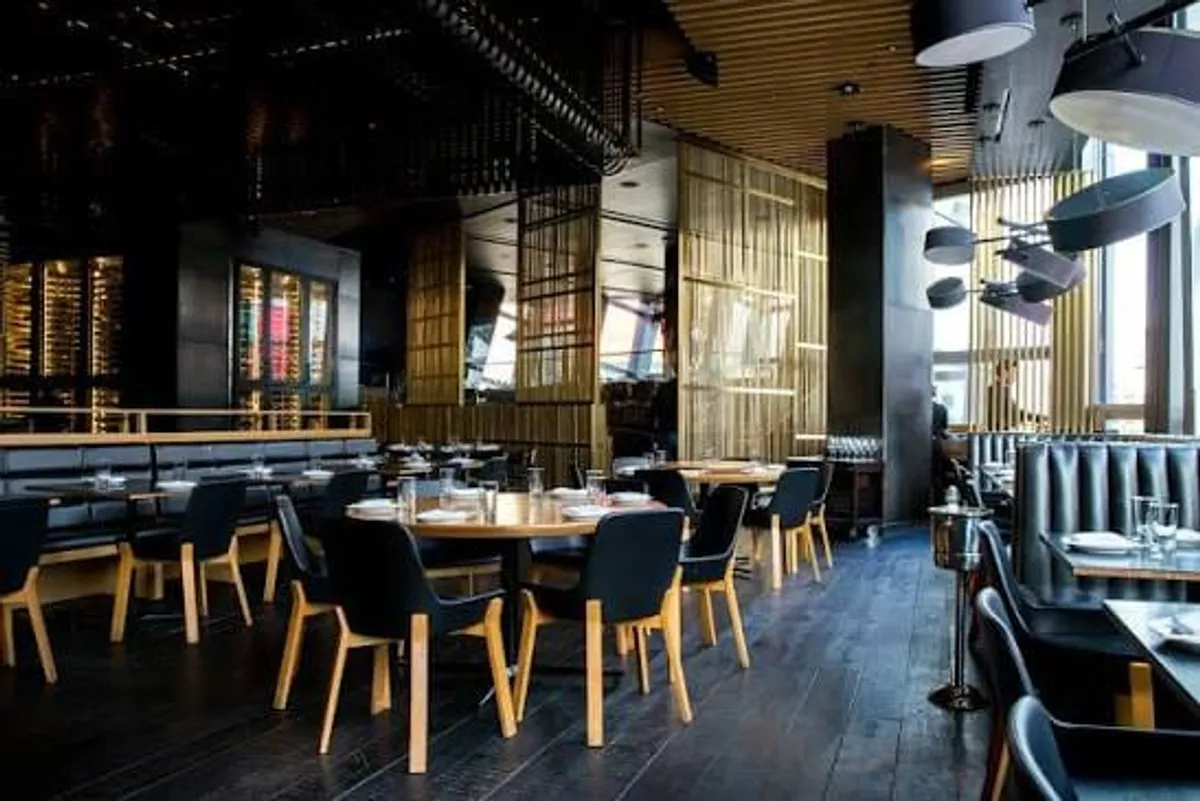 Sala di un ristorante elegante, atmosfera da film