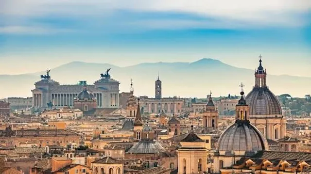 Skyline di Roma al tramonto, tra cupole e palazzi storici