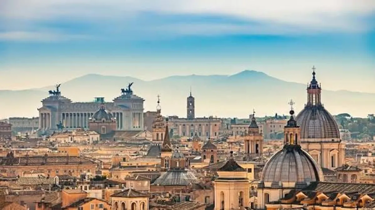 Skyline di Roma al tramonto, tra cupole e palazzi storici