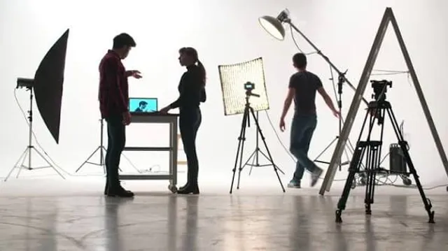 Set cinematografico con luci e macchina da presa in una città italiana