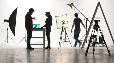 Set cinematografico con luci e macchina da presa in una città italiana