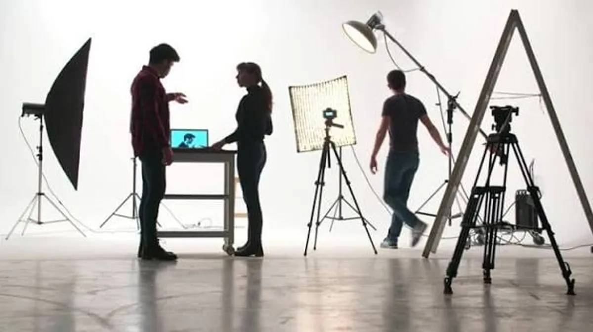Set cinematografico con luci e macchina da presa in una città italiana