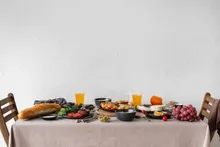 Tavola imbandita con piatti della tradizione italiana