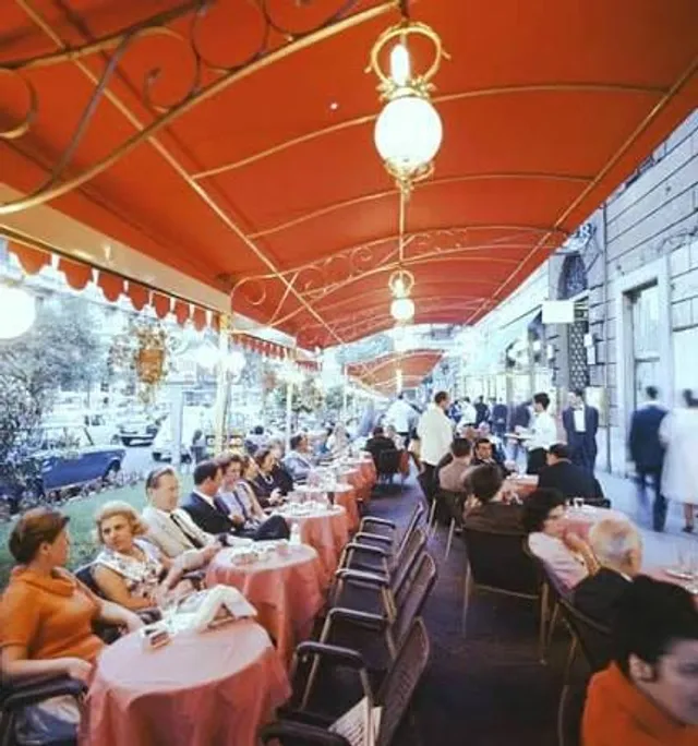 Il dehors storico del Café de Paris su Via Veneto a Roma