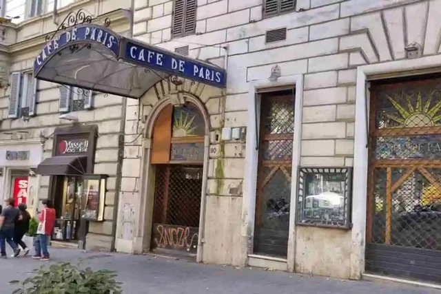 Tavolini di un caffè elegante su Via Veneto a Roma
