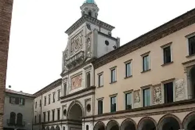 Tavolini di un caffè nella piazza del Duomo di Crema