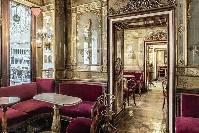 Interno dorato e specchiato del Caffè Florian, Venezia