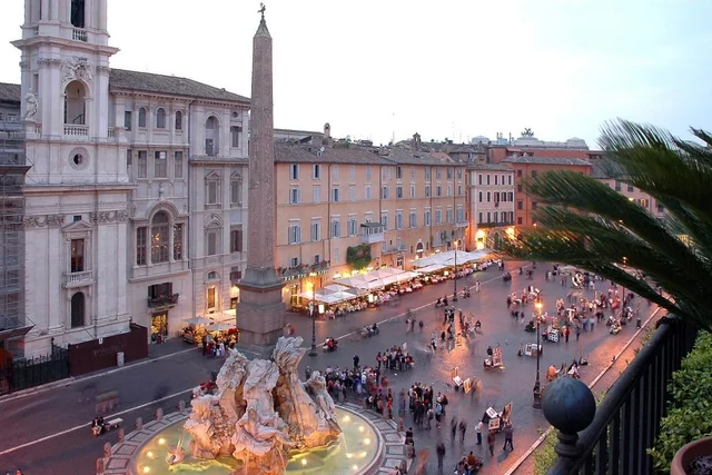 Tavolini di un caffè su Piazza Navona a Roma