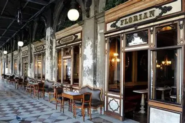 Tavolini di un caffè storico affacciato su una grande piazza