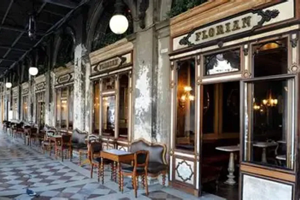 Tavolini di un caffè storico affacciato su una grande piazza