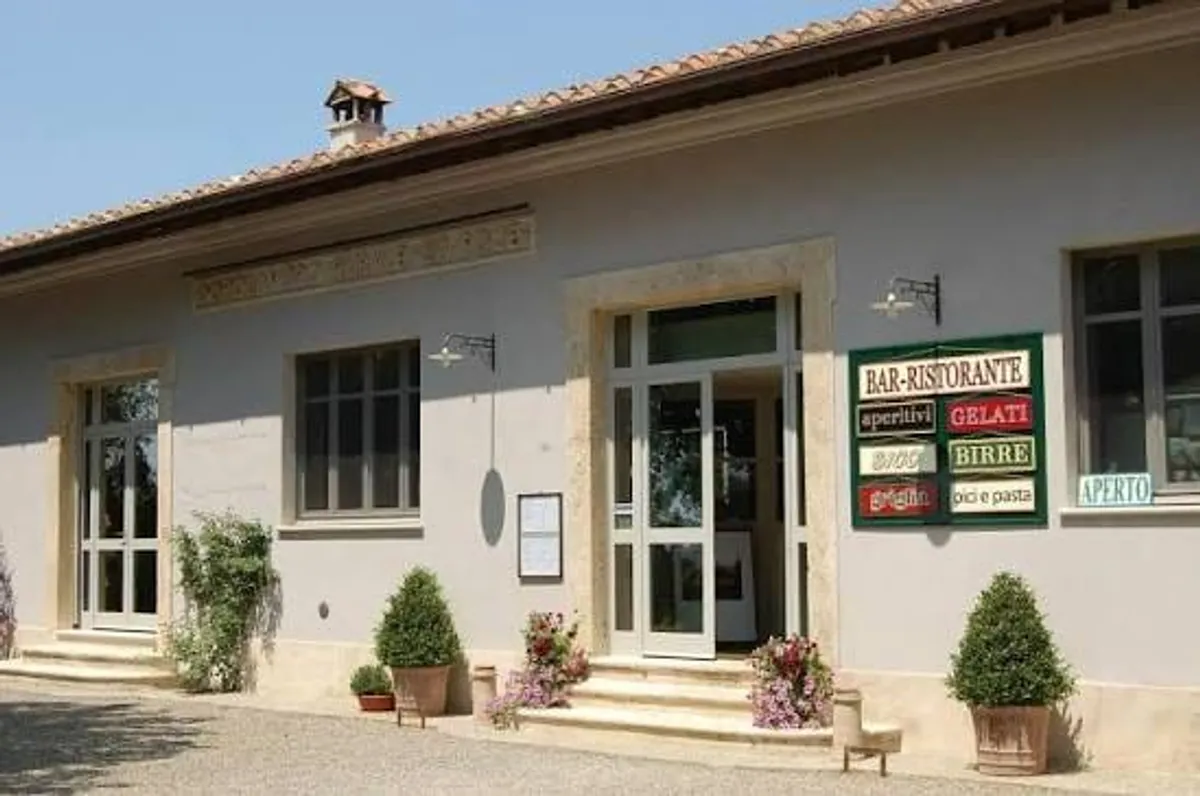 Facciata rustica di Dopolavoro La Foce, nella tenuta di Villa La Foce