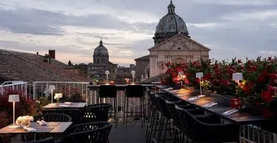 Terrazza rooftop sulle cupole di Roma al tramonto, come nei ristoranti di Emily in Paris