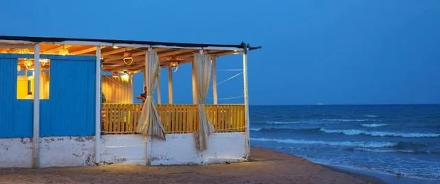 Veranda blu e bianca di Enzo a Mare sulla spiaggia di Punta Secca