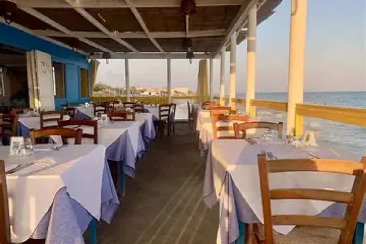 Ristorante di pesce affacciato sul mare in Sicilia