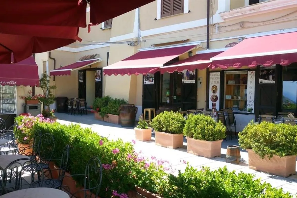 Tavolini di un bar nella piazza di un borgo del Cilento