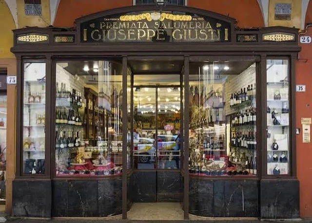 Vetrina storica della Salumeria Giuseppe Giusti, dal 1605, accanto a Hosteria Giusti a Modena