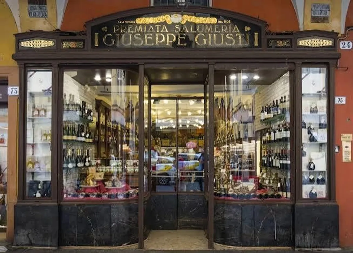 Vetrina storica della Salumeria Giuseppe Giusti, dal 1605, accanto a Hosteria Giusti a Modena