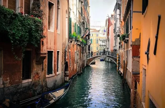 Canale veneziano tra le case colorate, come le location de La mano di Dante