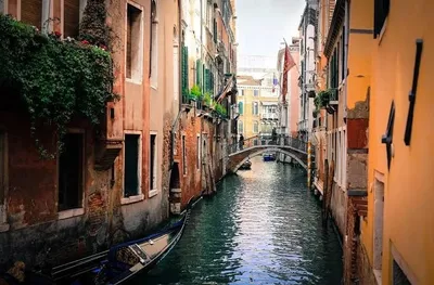 Canale veneziano tra le case colorate, come le location de La mano di Dante