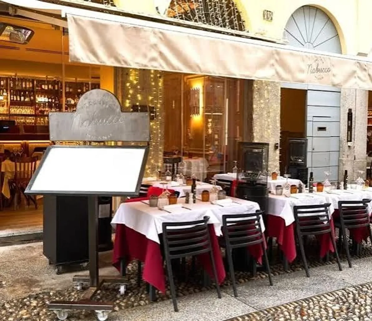 Dehors di Nabucco tra le vie del quartiere Brera a Milano