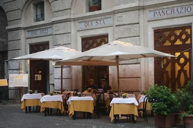 Sala di un ristorante storico romano con soffitti a volta