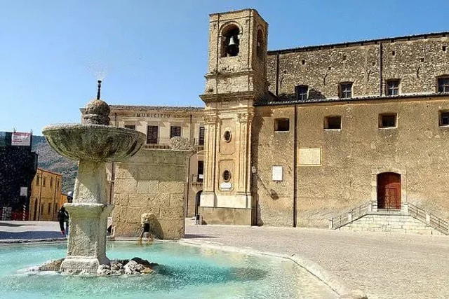 Piazza Umberto I a Palazzo Adriano, con la fontana e la chiesa madre