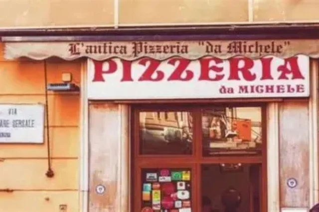 Storica pizzeria napoletana, tavoli in marmo e forno a legna