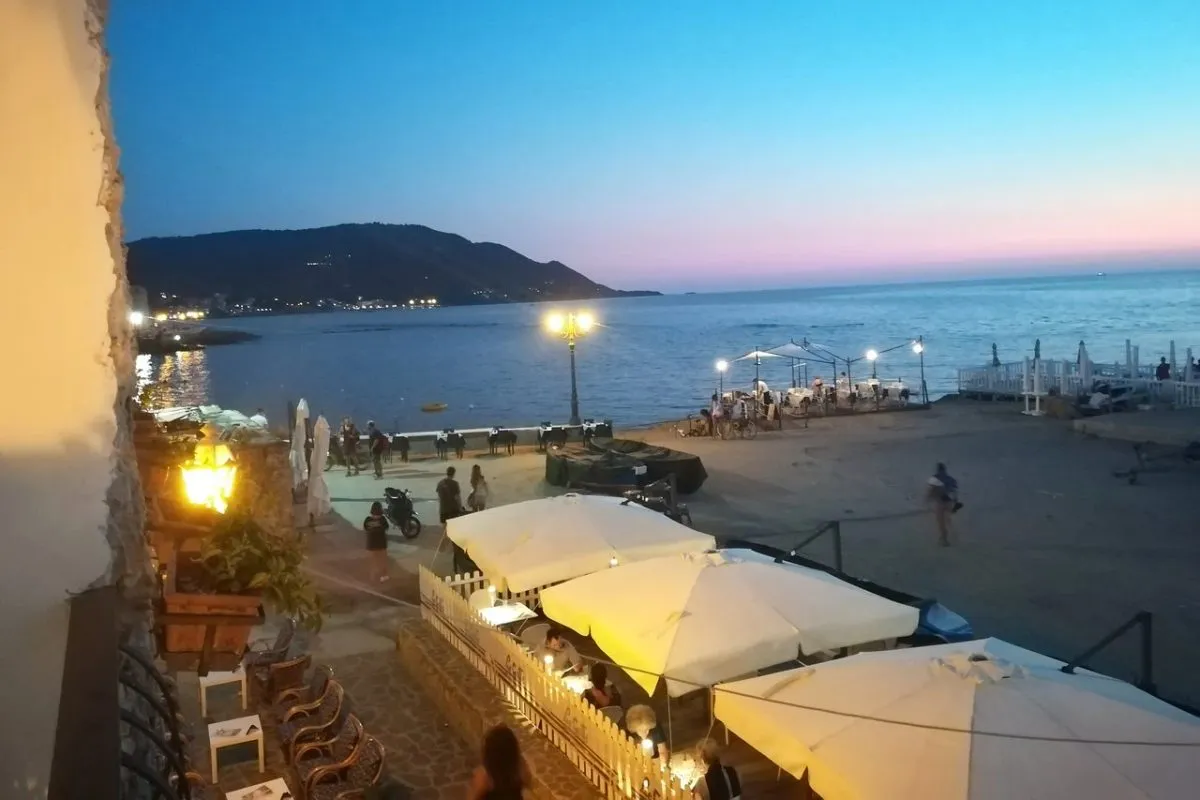 Ristorante affacciato su un piccolo porto del Cilento