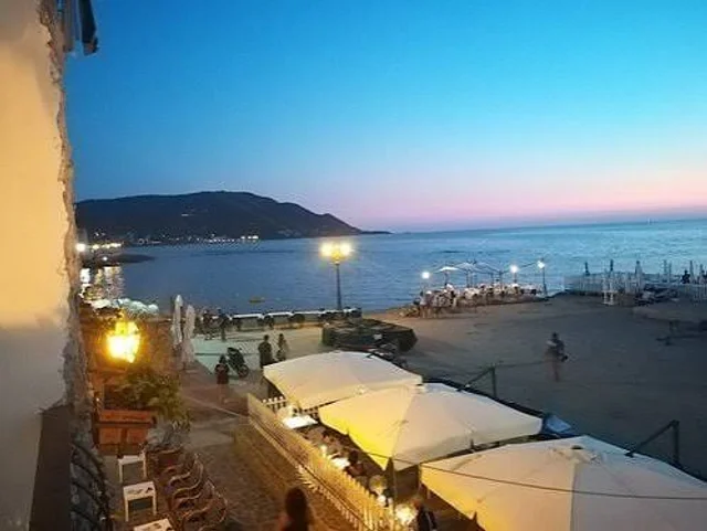 Terrazza sul porto di Castellabate al tramonto