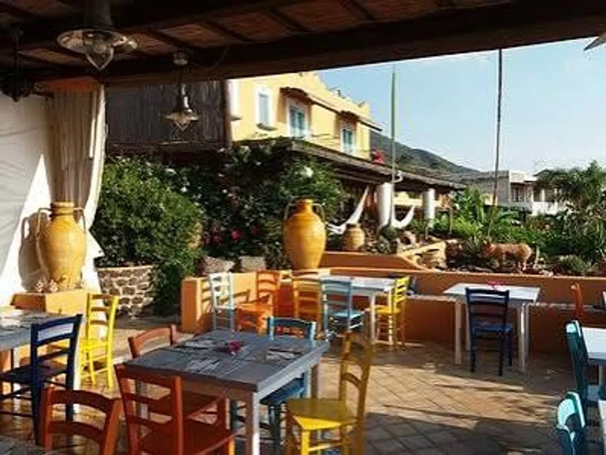 Terrazza colorata della Trattoria Cucinotta a Salina