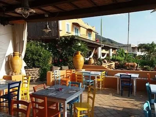 Terrazza colorata della Trattoria Cucinotta a Salina