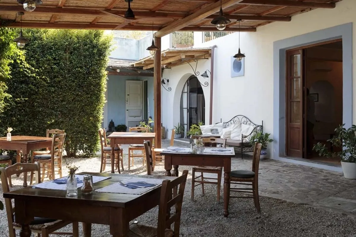 Trattoria eoliana affacciata sul mare a Salina