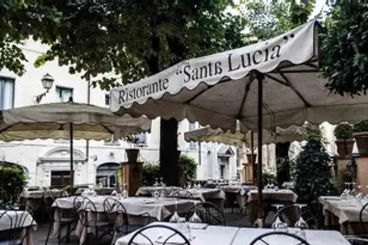 Tavoli di una trattoria romana in un vicolo del centro