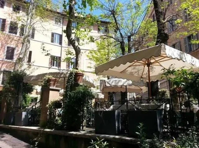 Dehors ombreggiato della Trattoria Santa Lucia a Roma