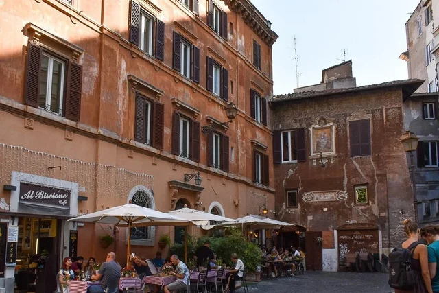 Trattoria romana tradizionale con tovaglie a quadri