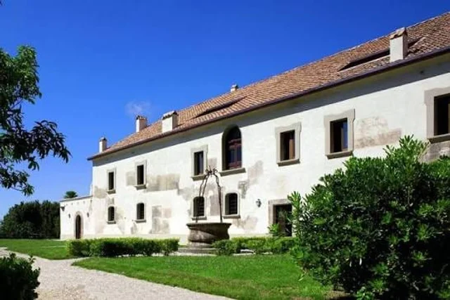 Facciata storica di Villa Giusso, ex monastero del XVII secolo a Vico Equense