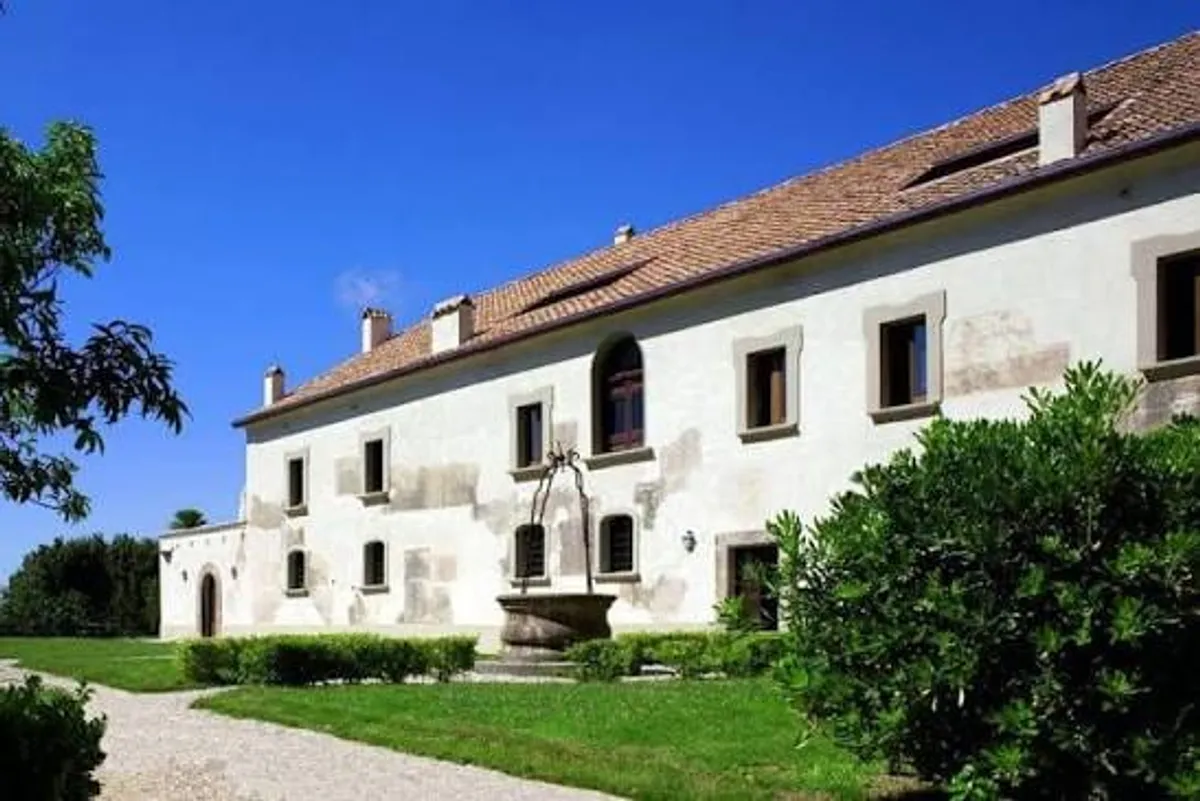 Facciata storica di Villa Giusso, ex monastero del XVII secolo a Vico Equense
