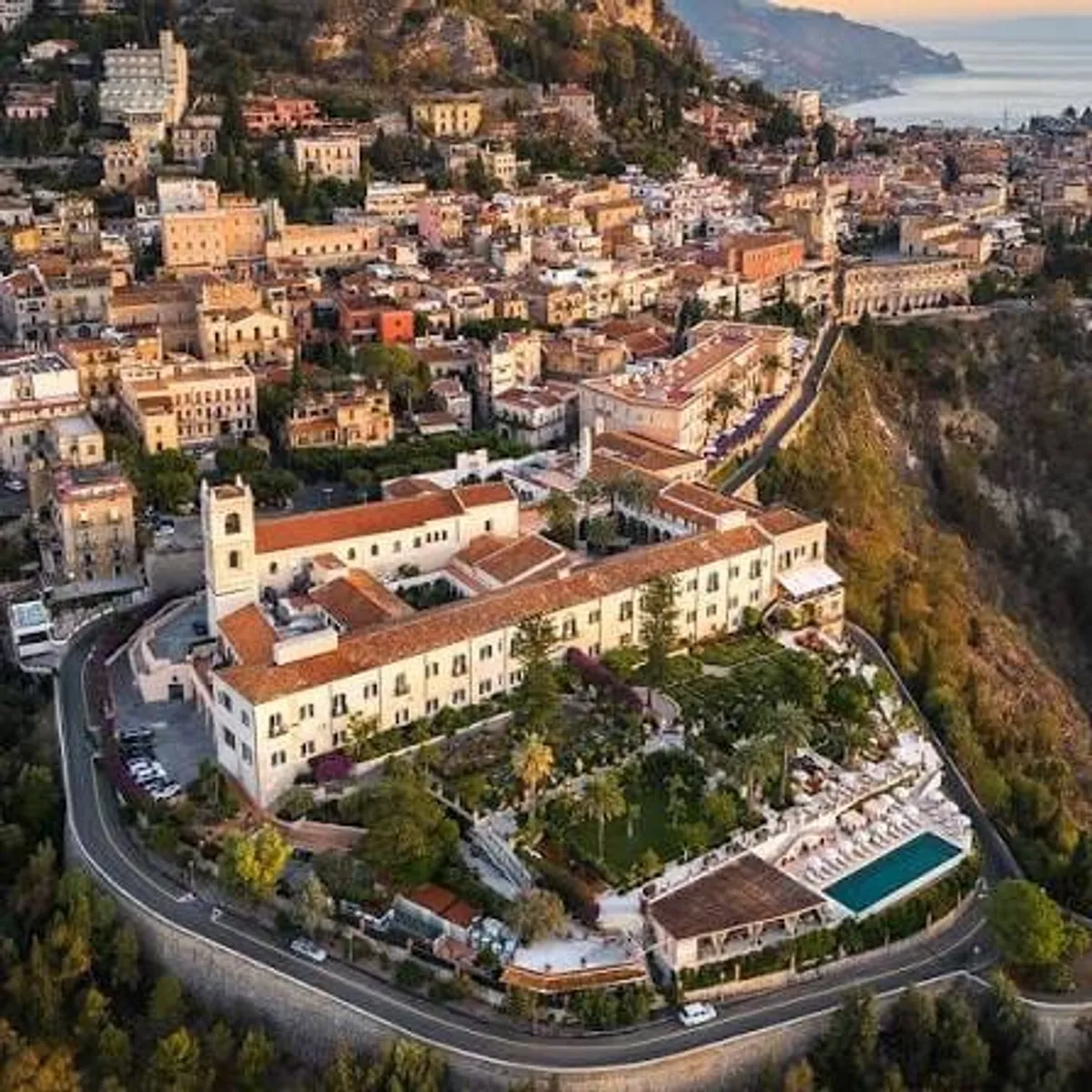 Vista aerea del San Domenico Palace a Taormina, location reale di The White Lotus